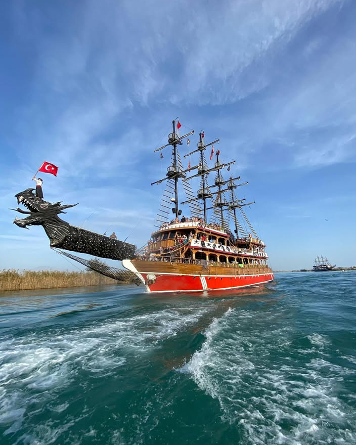 Side Pirate Boat Tour on a Pirate Ship